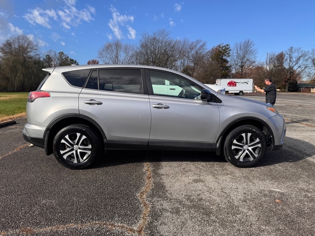 Toyota RAV4 LE AWD 2017