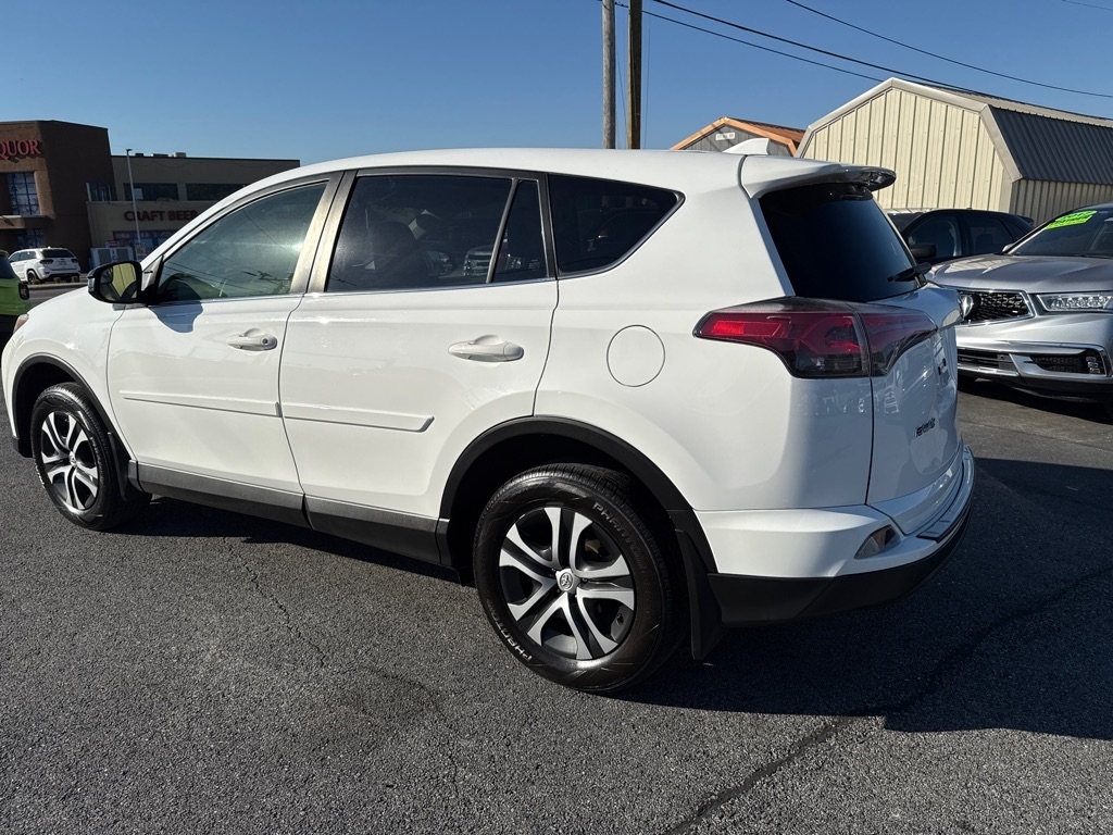 Toyota RAV4 LE FWD 2018