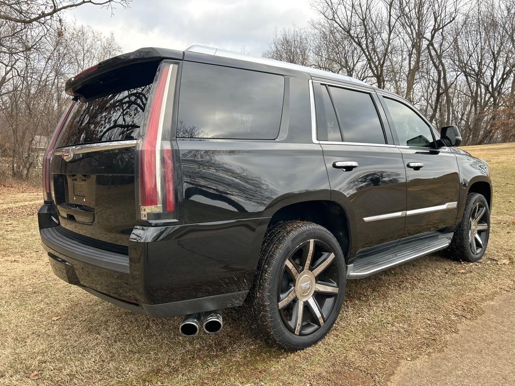 Cadillac Escalade Luxury 2WD 2016