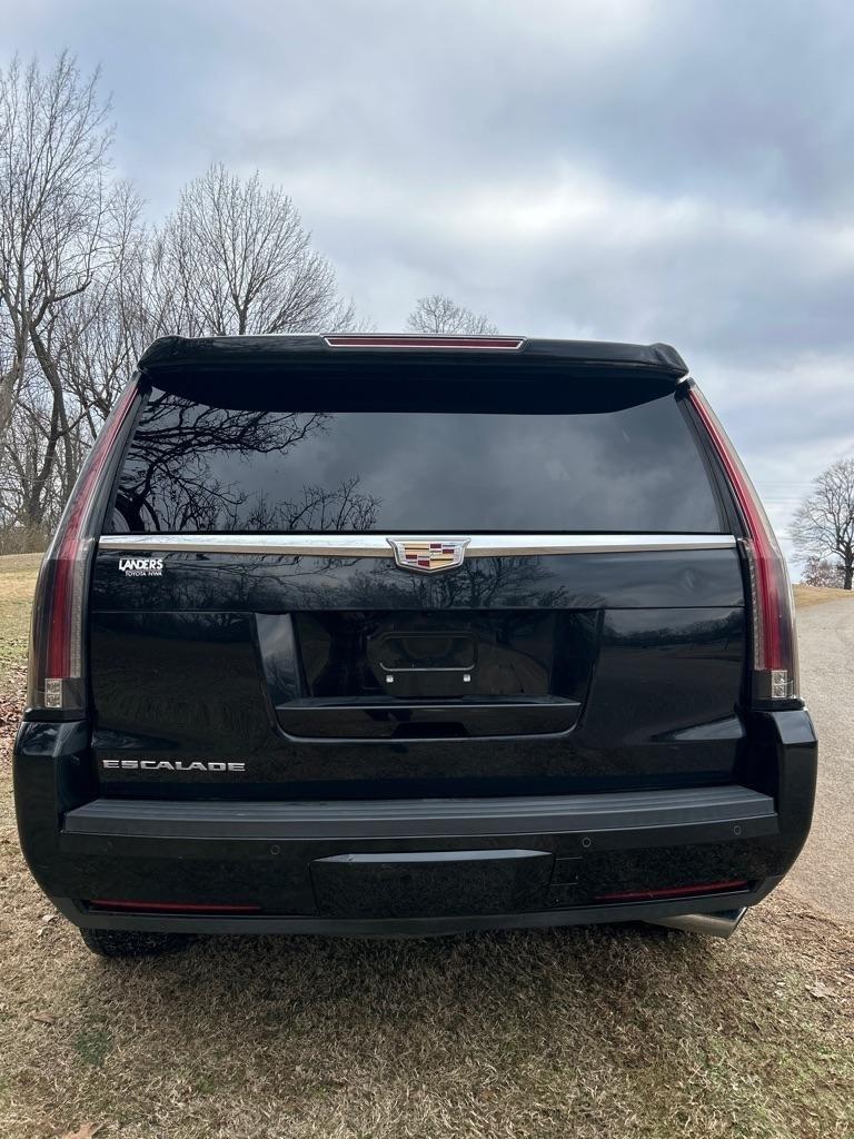 Cadillac Escalade Luxury 2WD 2016