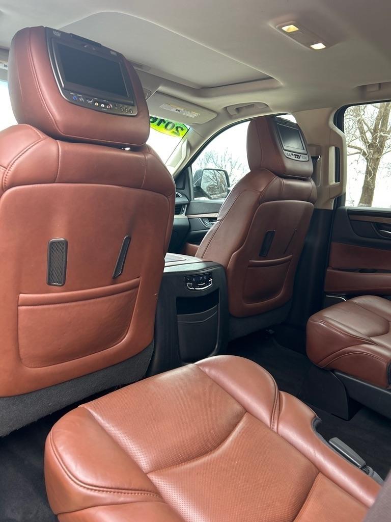 Cadillac Escalade Luxury 2WD 2016