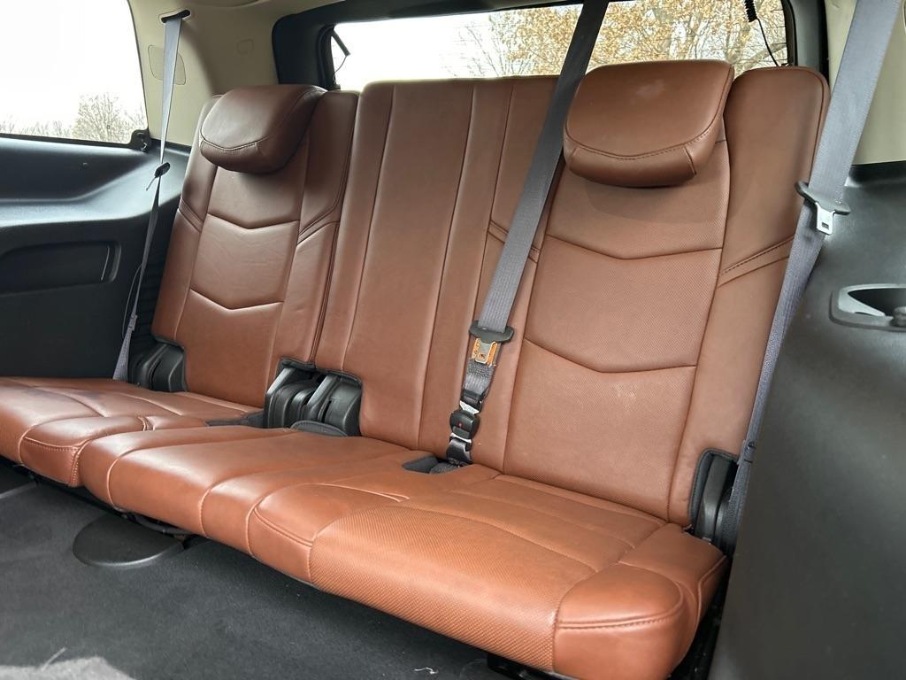 Cadillac Escalade Luxury 2WD 2016