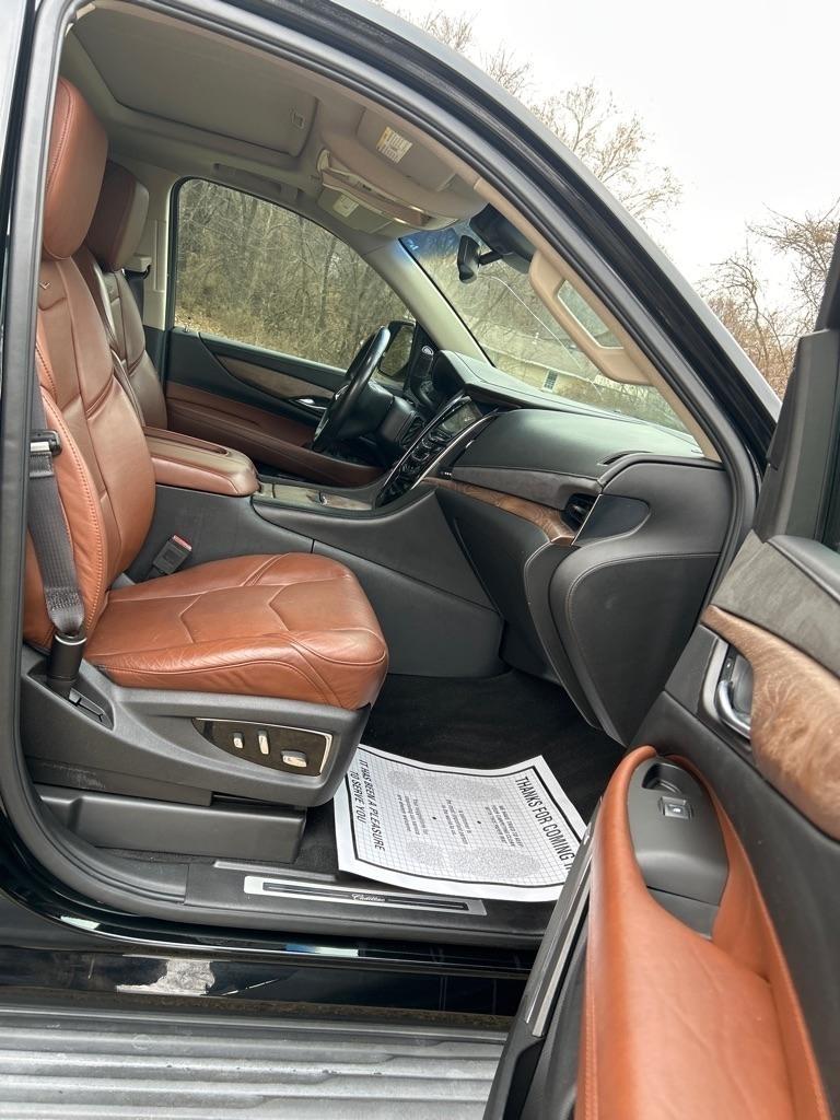 Cadillac Escalade Luxury 2WD 2016