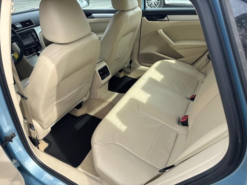 Volkswagen Passat 2.5L SE MT 2013