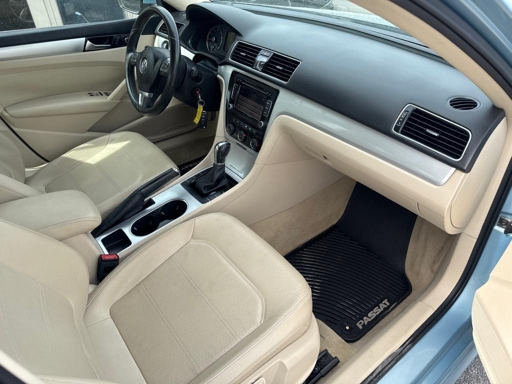 Volkswagen Passat 2.5L SE MT 2013