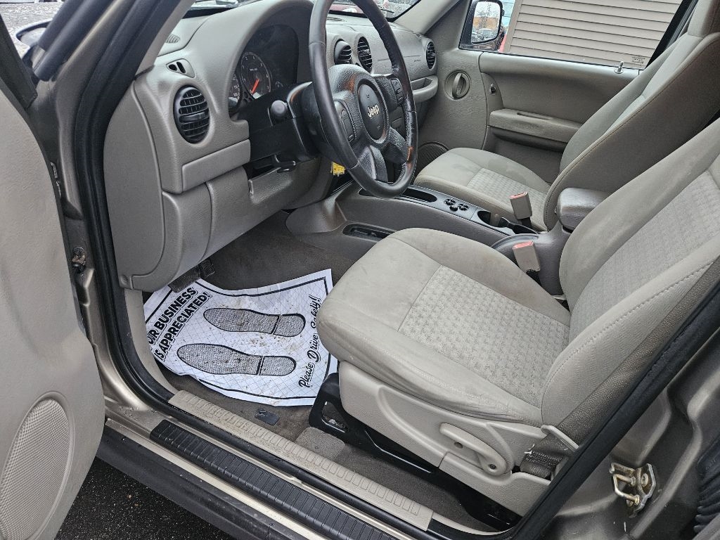 Jeep Liberty Sport 2WD 2005