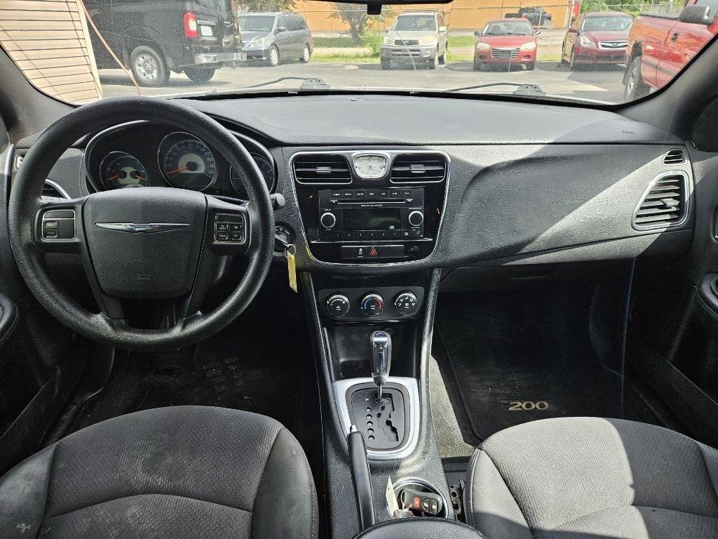 Chrysler 200 LX 2012