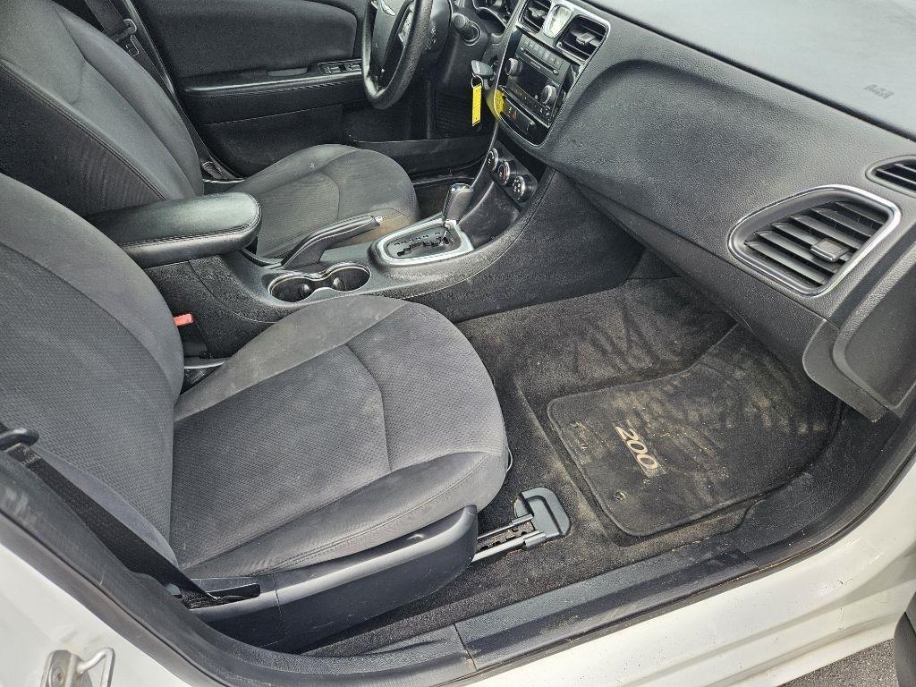 Chrysler 200 LX 2012
