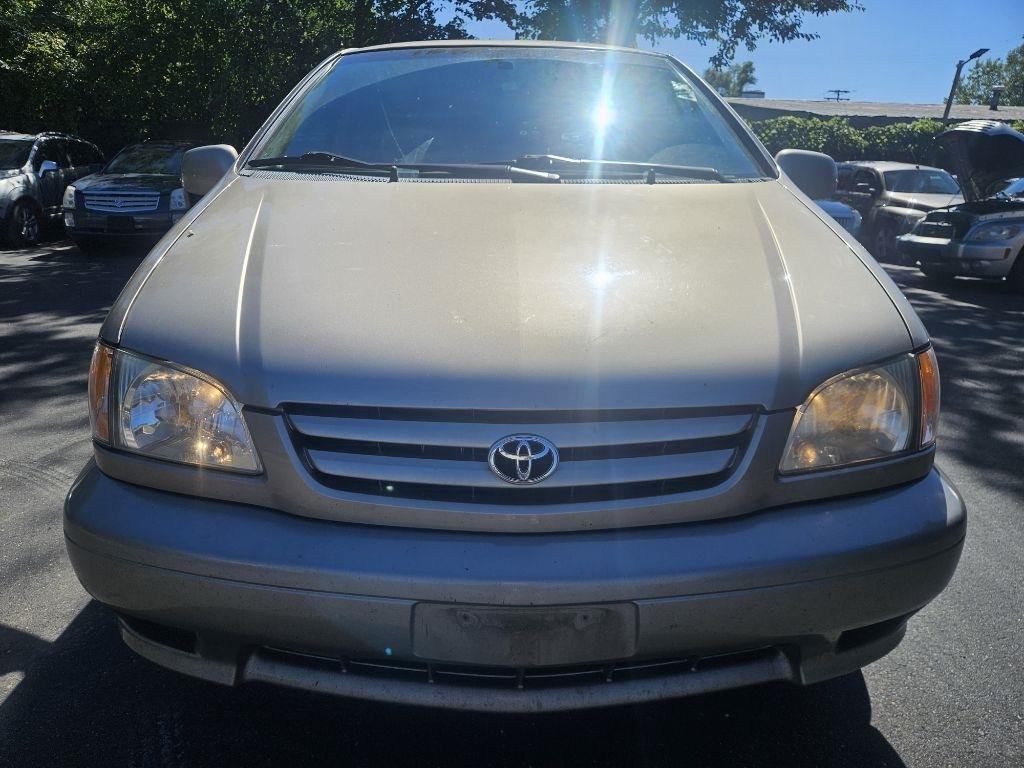 Toyota Sienna LE 2002