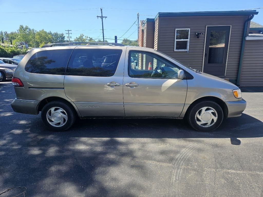 Toyota Sienna LE 2002