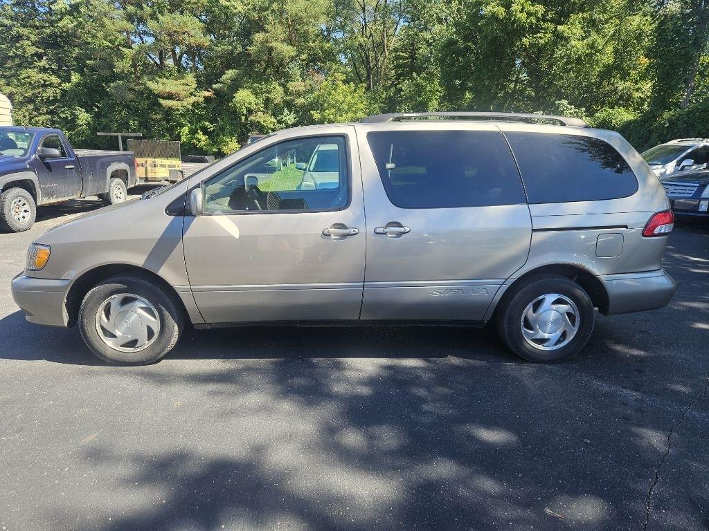 Toyota Sienna LE 2002