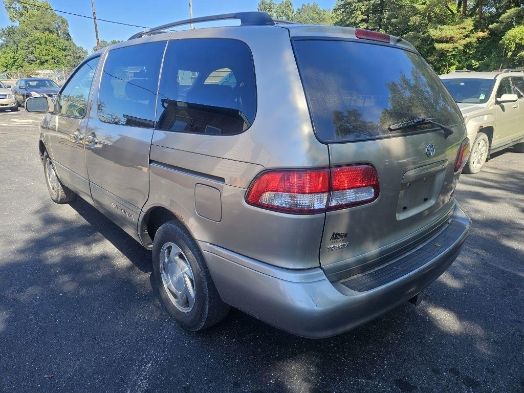 Toyota Sienna LE 2002
