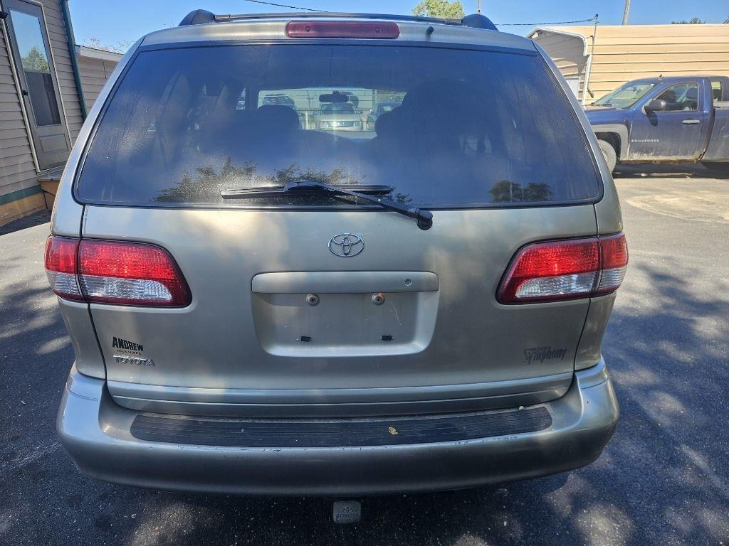 Toyota Sienna LE 2002