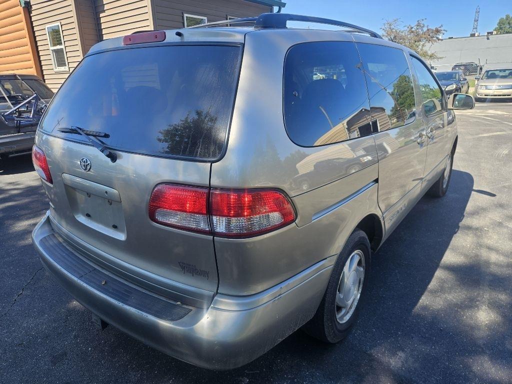 Toyota Sienna LE 2002