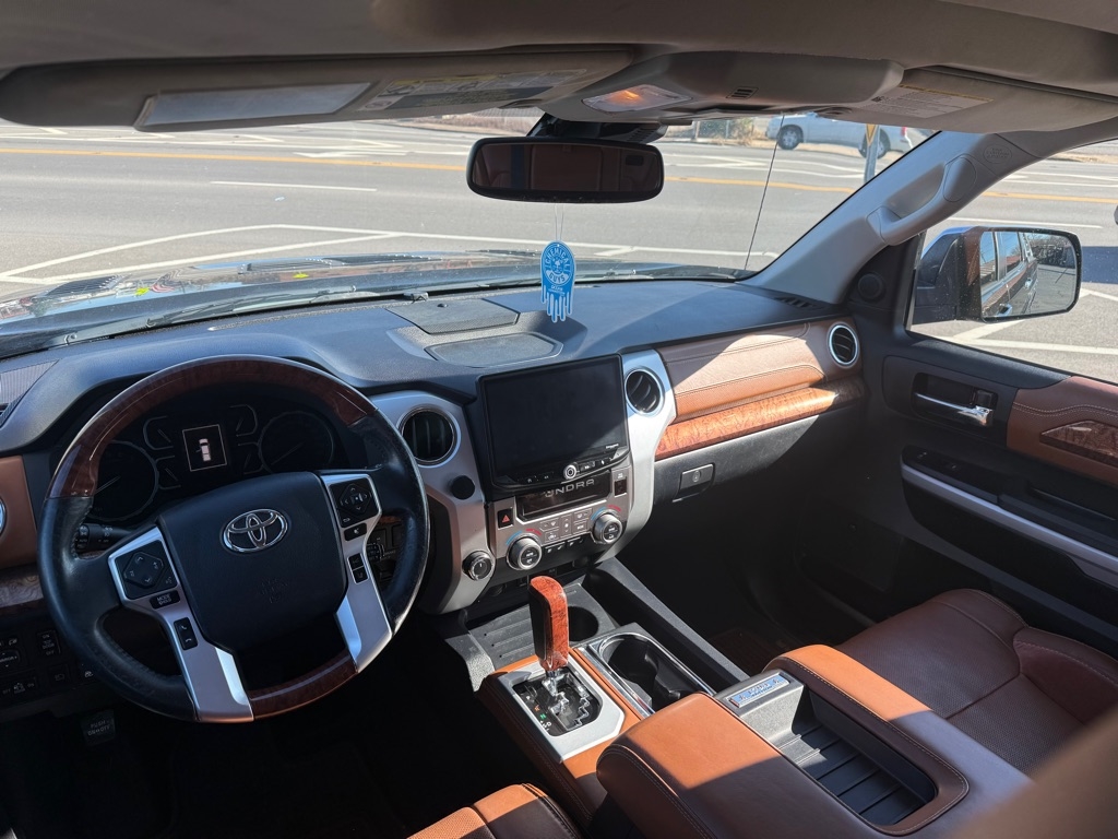 Toyota Tundra Platinum CrewMax 5.7L FFV 4WD 2018