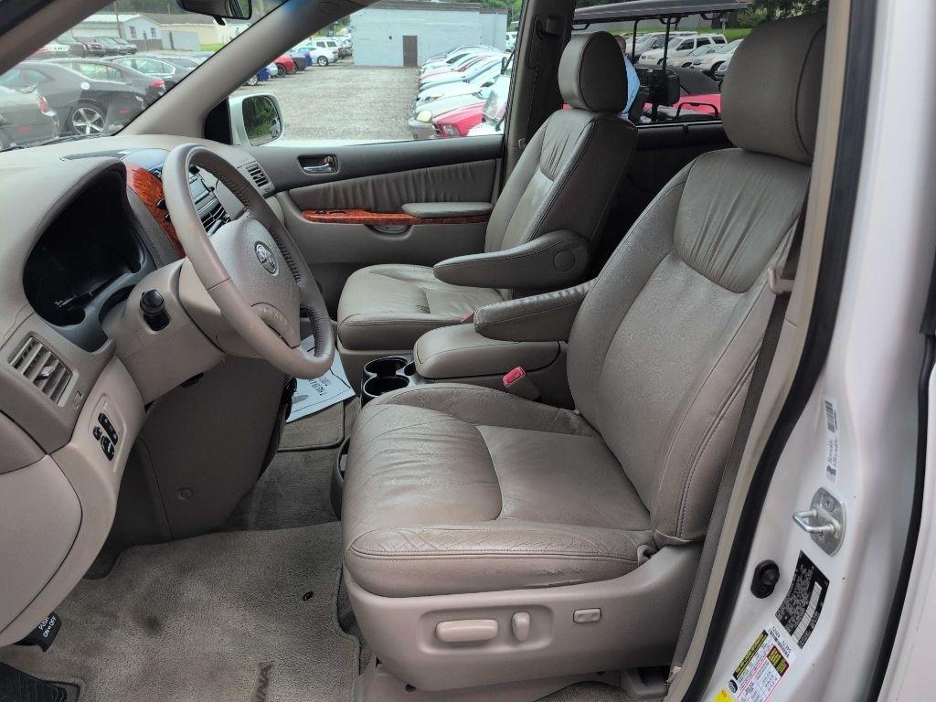 Toyota Sienna XLE FWD 2007