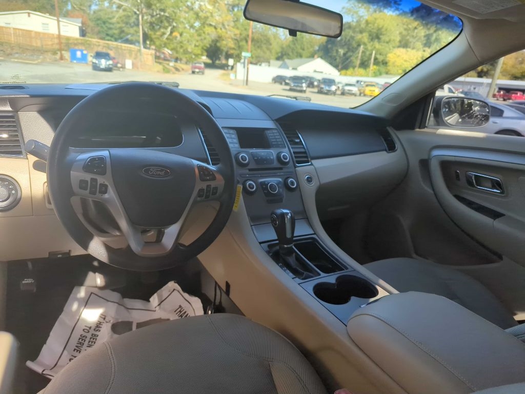 Ford Taurus SE FWD 2016