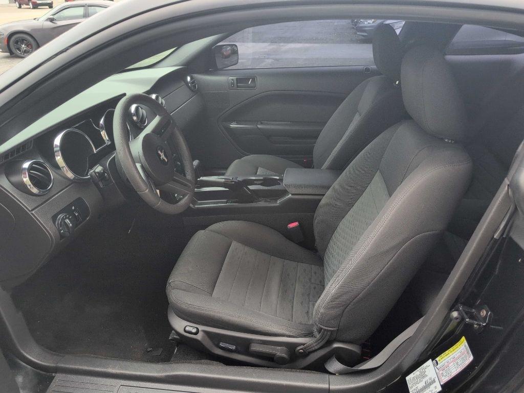 Ford Mustang GT Deluxe Coupe 2005