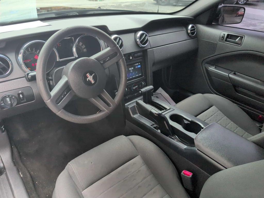 Ford Mustang GT Deluxe Coupe 2005