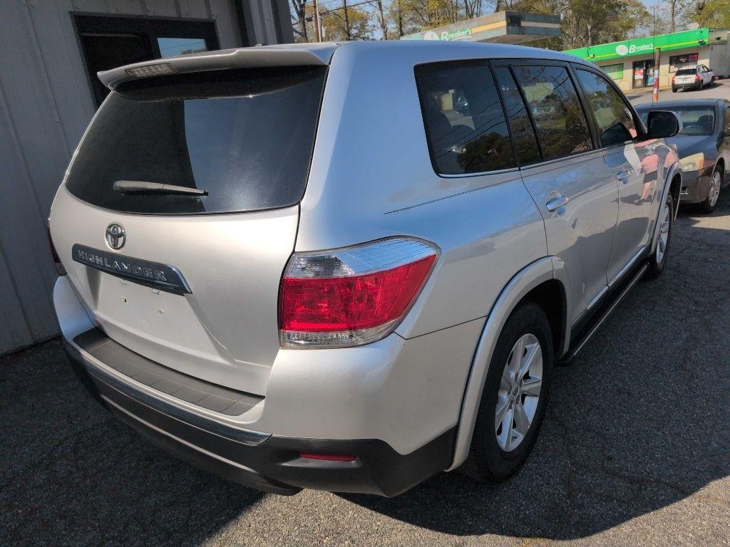 Toyota Highlander Base 2WD V6 2011