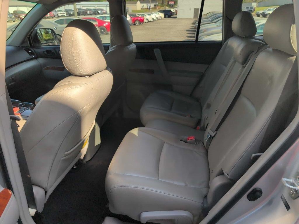 Toyota Highlander Base 2WD V6 2011