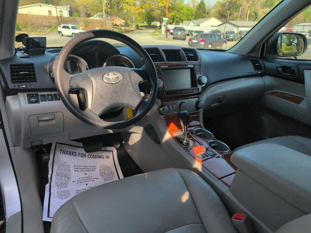 Toyota Highlander Base 2WD V6 2011