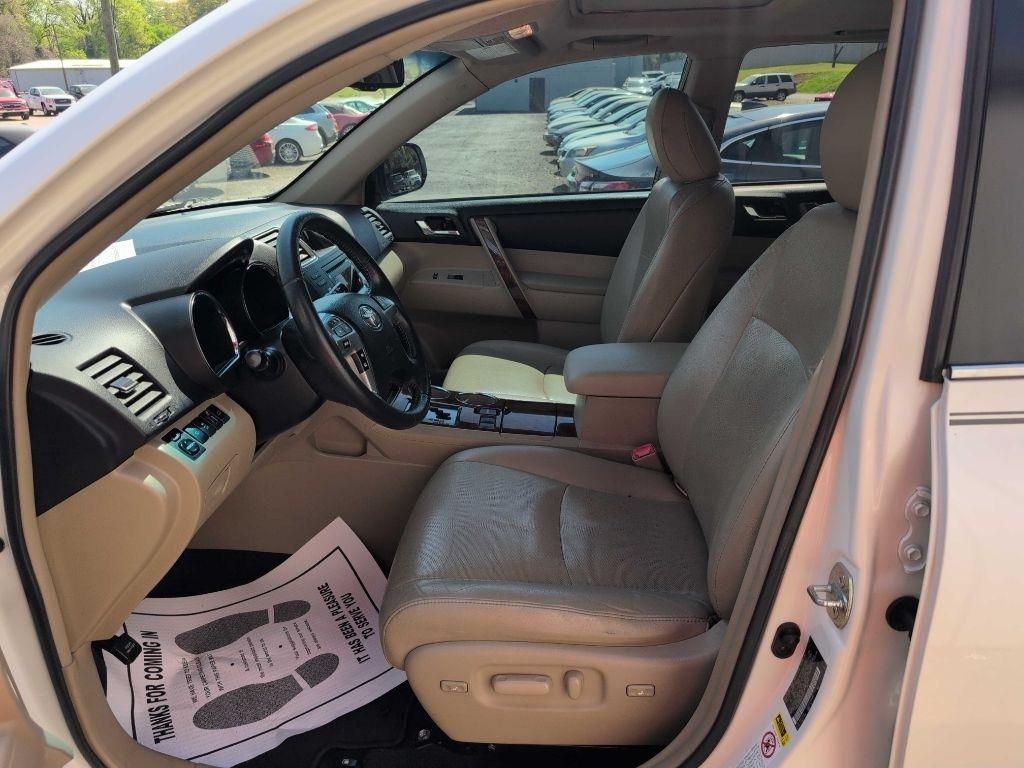 Toyota Highlander Limited 2WD 2011