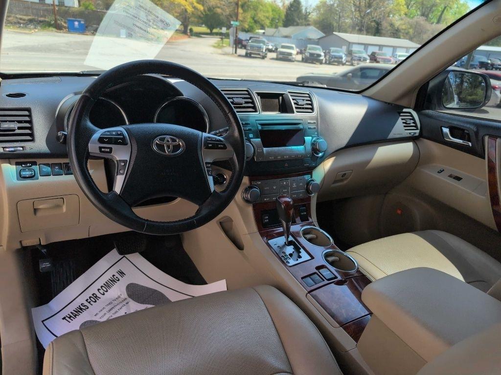 Toyota Highlander Limited 2WD 2011