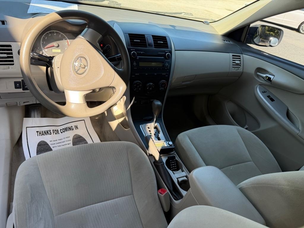 Toyota Corolla Base 5-Speed MT 2010