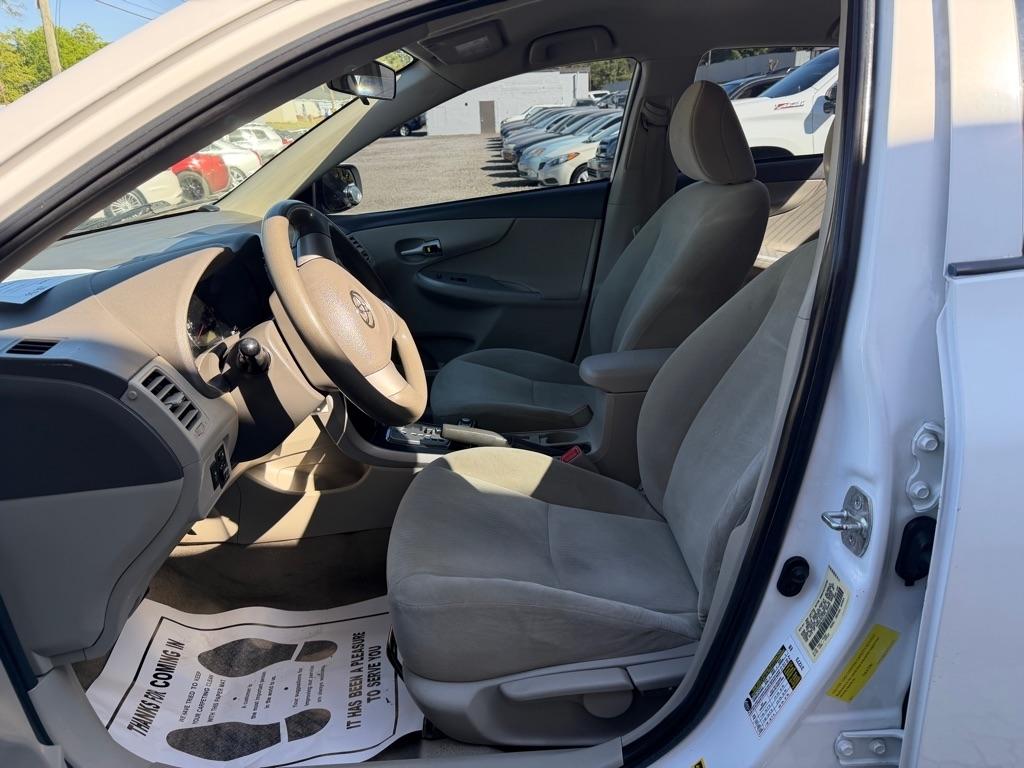 Toyota Corolla Base 5-Speed MT 2010