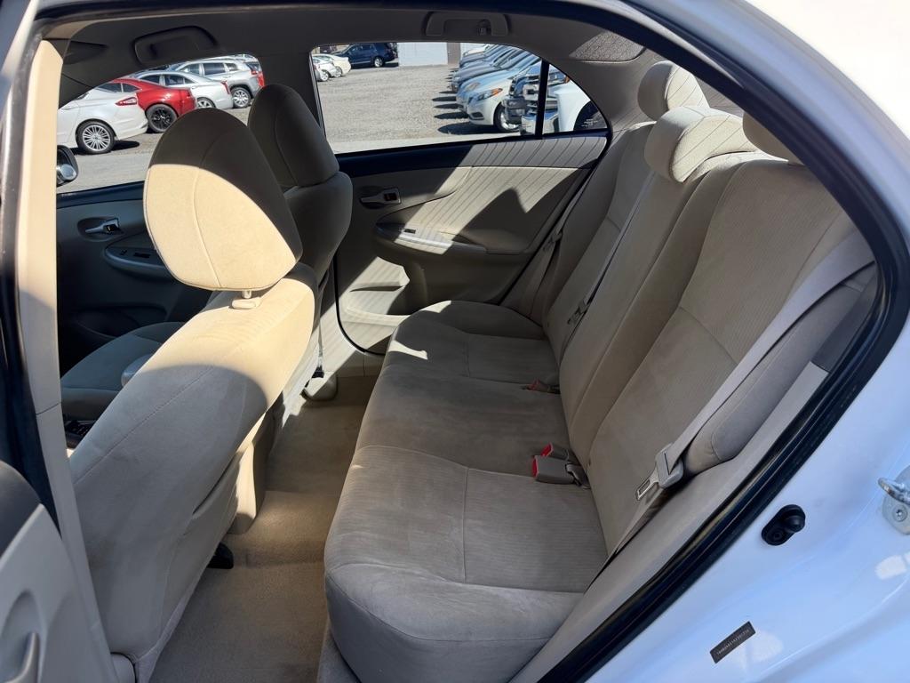 Toyota Corolla Base 5-Speed MT 2010