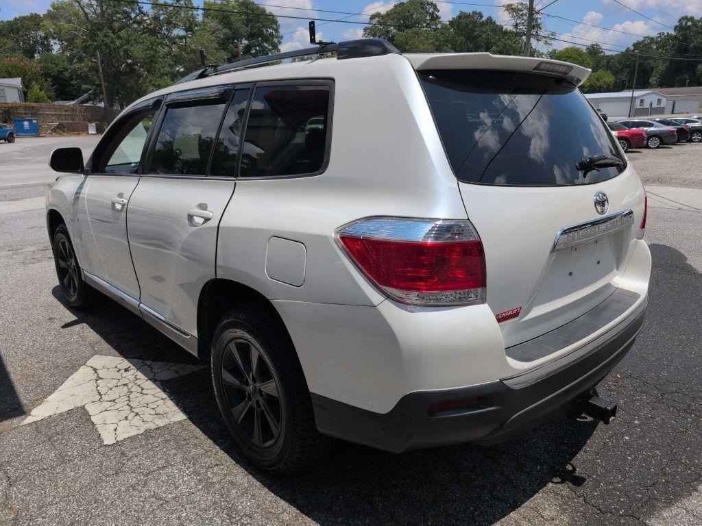 Toyota Highlander Base 2WD V6 2013