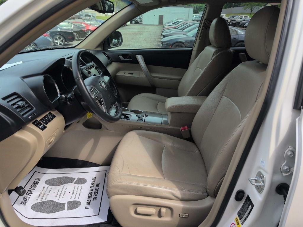 Toyota Highlander Base 2WD V6 2013