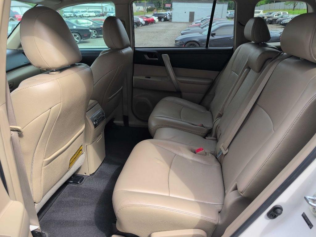 Toyota Highlander Base 2WD V6 2013