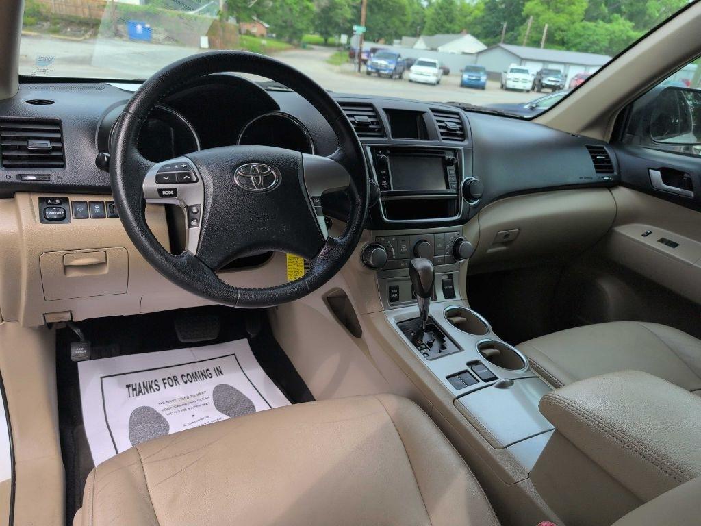 Toyota Highlander Base 2WD V6 2013