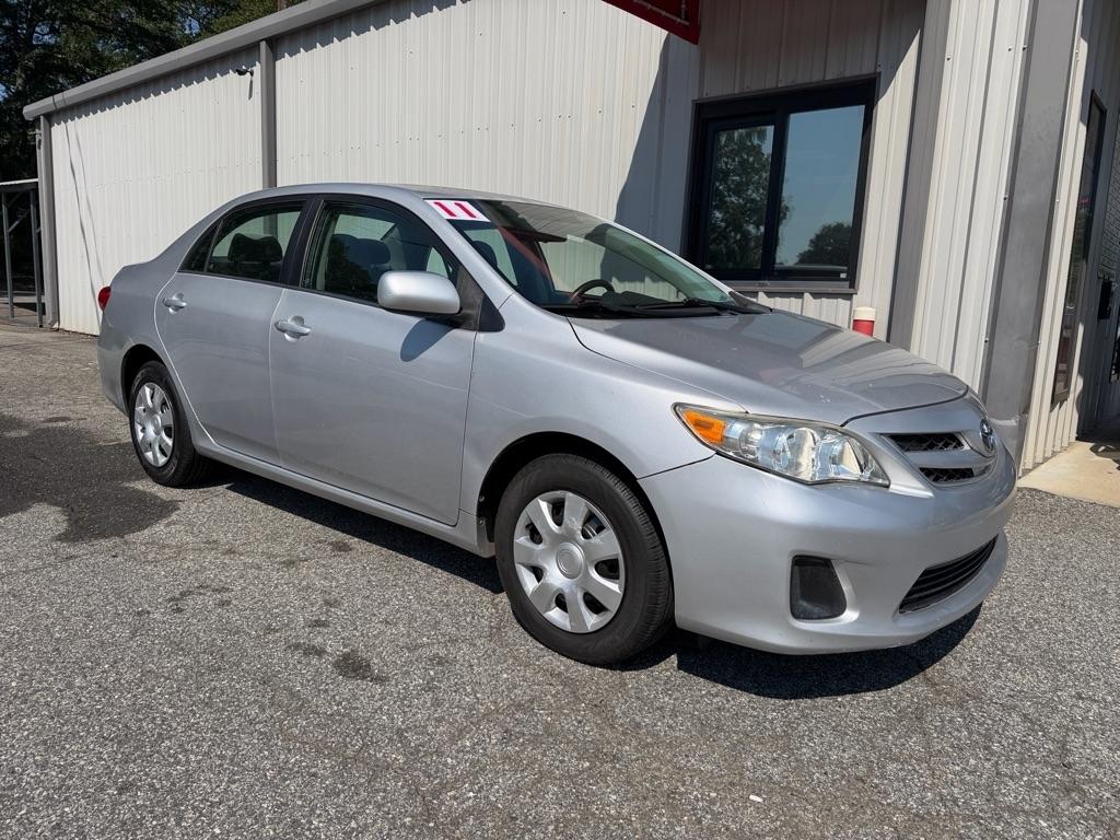 Toyota Corolla Base 5-Speed MT 2011