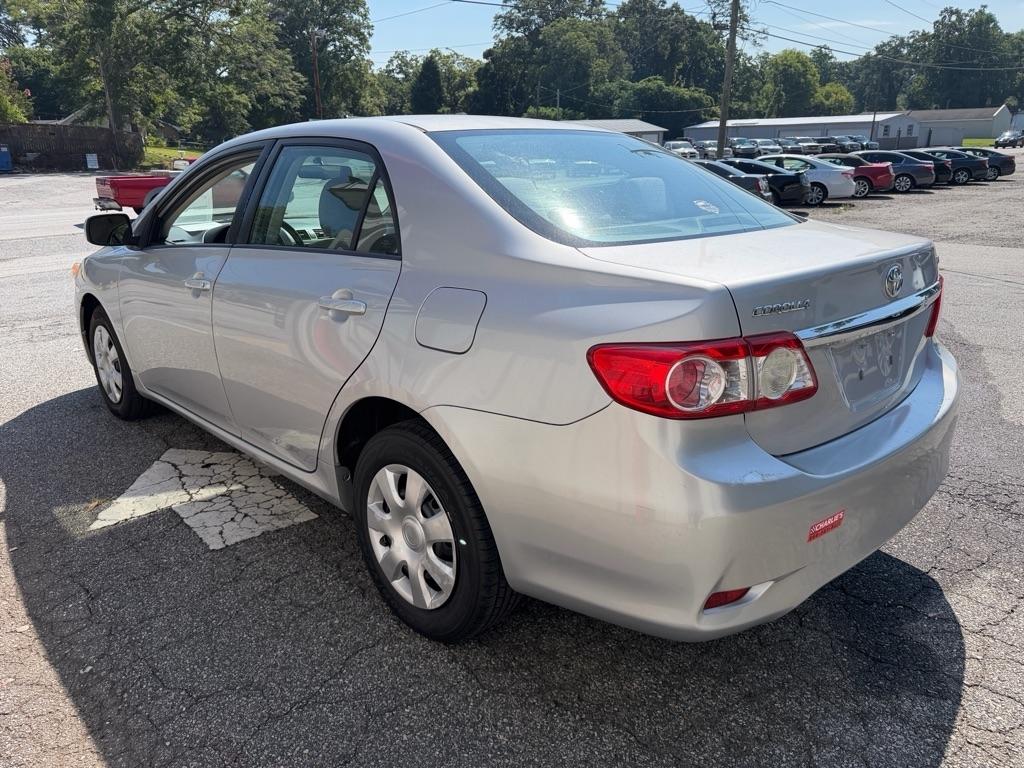 Toyota Corolla Base 5-Speed MT 2011
