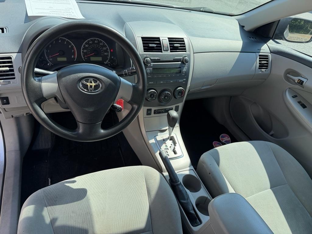 Toyota Corolla Base 5-Speed MT 2011