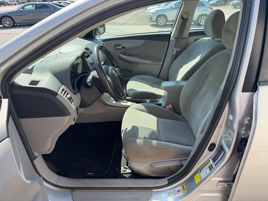 Toyota Corolla Base 5-Speed MT 2011
