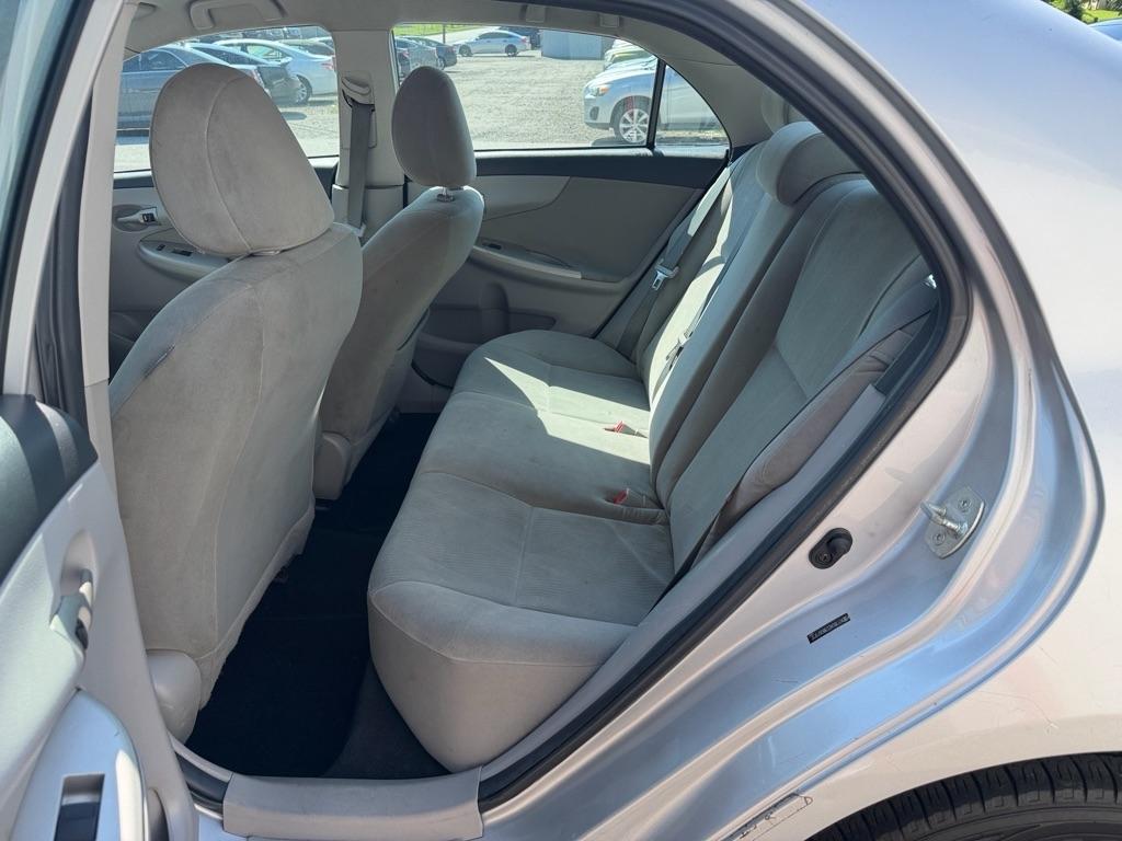 Toyota Corolla Base 5-Speed MT 2011