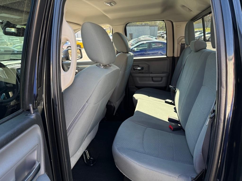 RAM 1500 SLT Quad Cab 4WD 2016