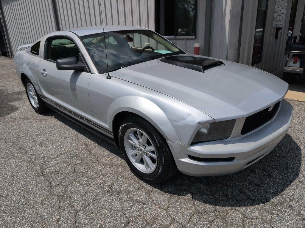 Ford Mustang V6 Deluxe Coupe 2005