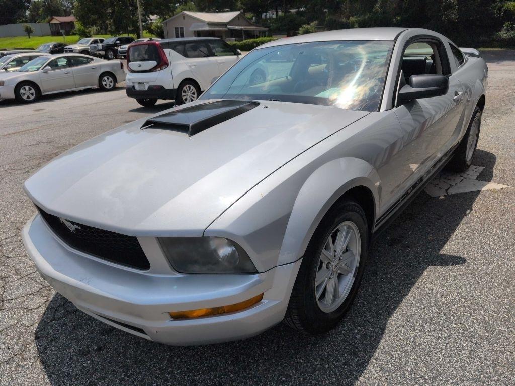 Ford Mustang V6 Deluxe Coupe 2005