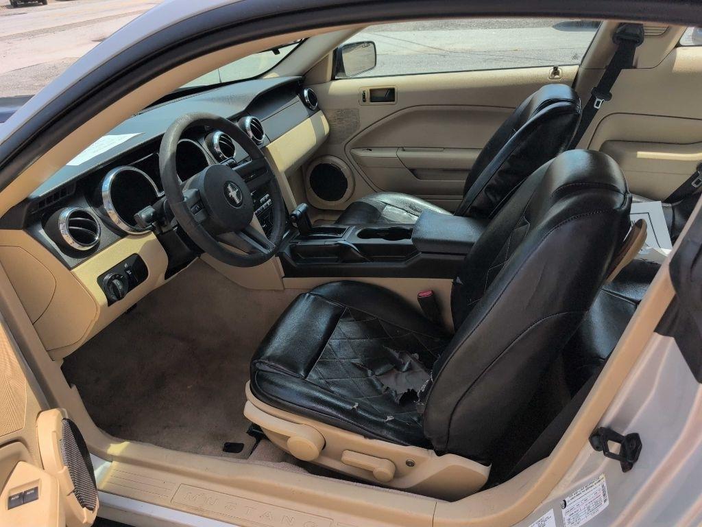Ford Mustang V6 Deluxe Coupe 2005