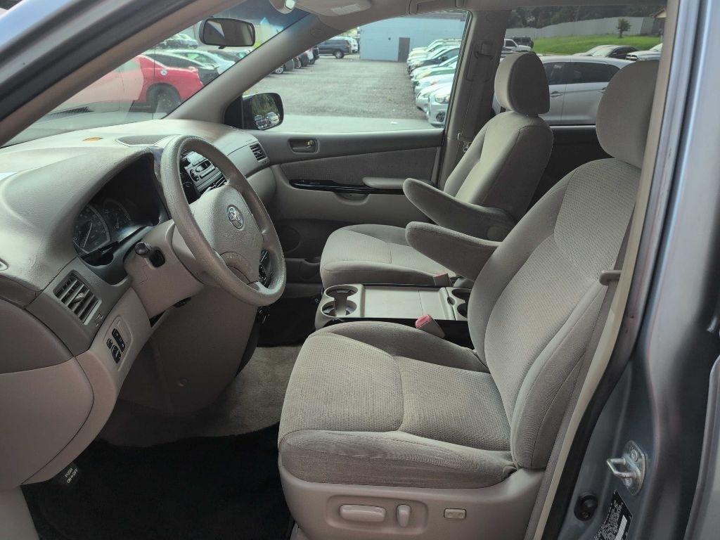 Toyota Sienna LE - 7 Passenger Seating 2005
