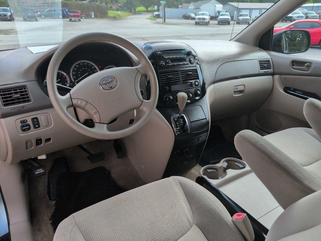 Toyota Sienna LE - 7 Passenger Seating 2005