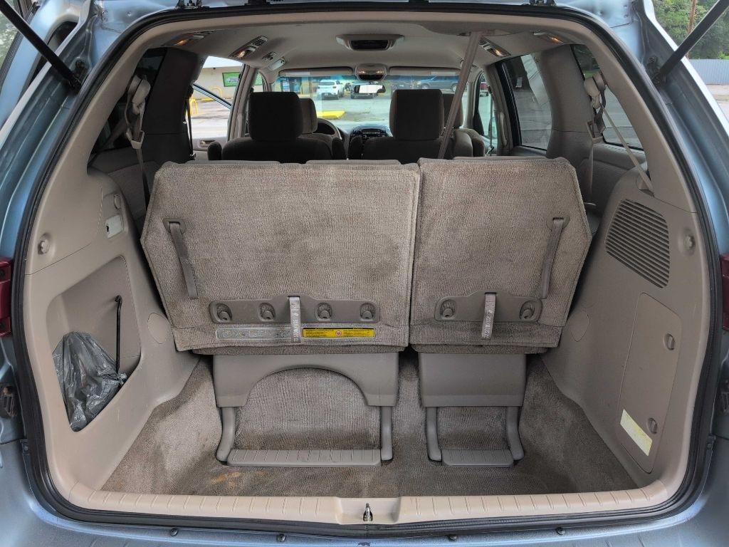 Toyota Sienna LE - 7 Passenger Seating 2005