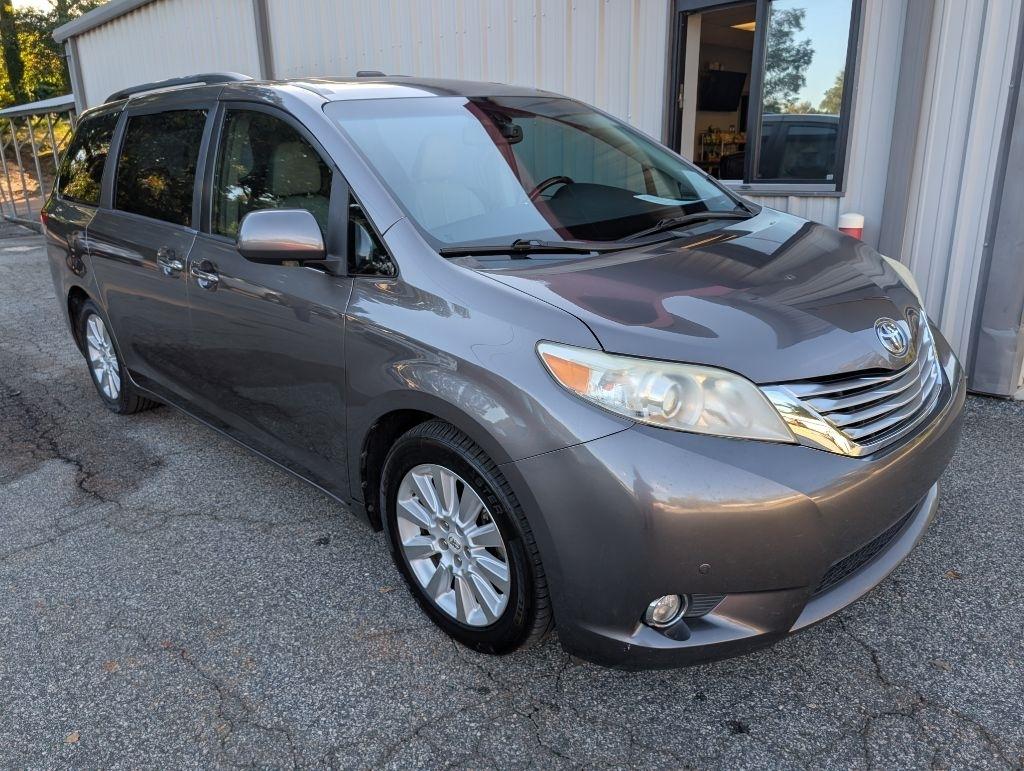 Toyota Sienna XLE 8-Pass V6 2011