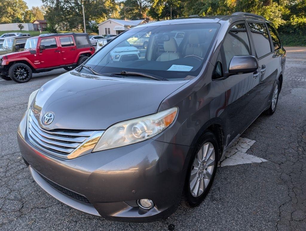 Toyota Sienna XLE 8-Pass V6 2011