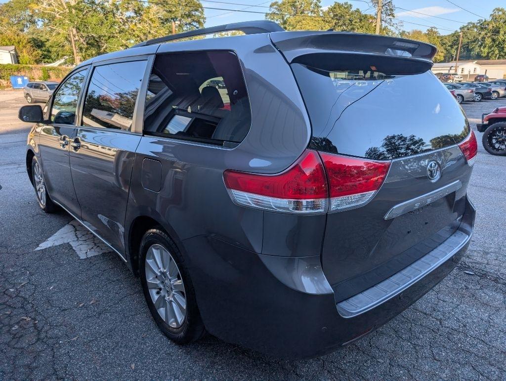 Toyota Sienna XLE 8-Pass V6 2011